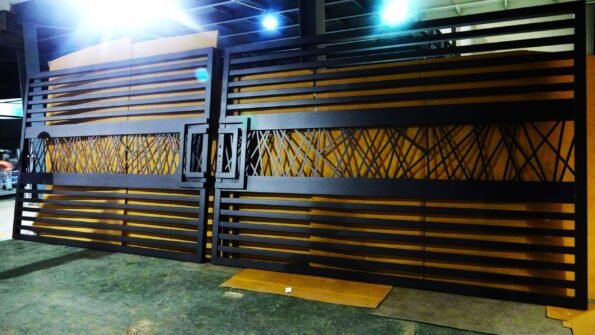 Modern Lux Zig-Zag Driveway Gate